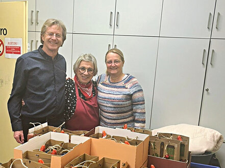 Inge Spranger, Renate Unseld und Ralf Spranger beim Verteilen der der liebevoll gepackten Weihnachtstüten an Obdachlose