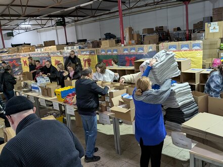 Fleißige Hände beim Päckchenpacken für die Ukraine