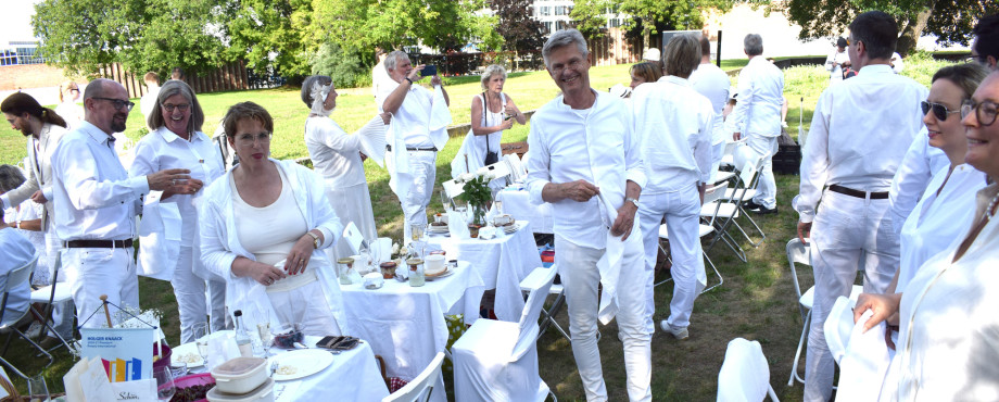 Ganz in Weiß: Überraschte und überraschende Gäste